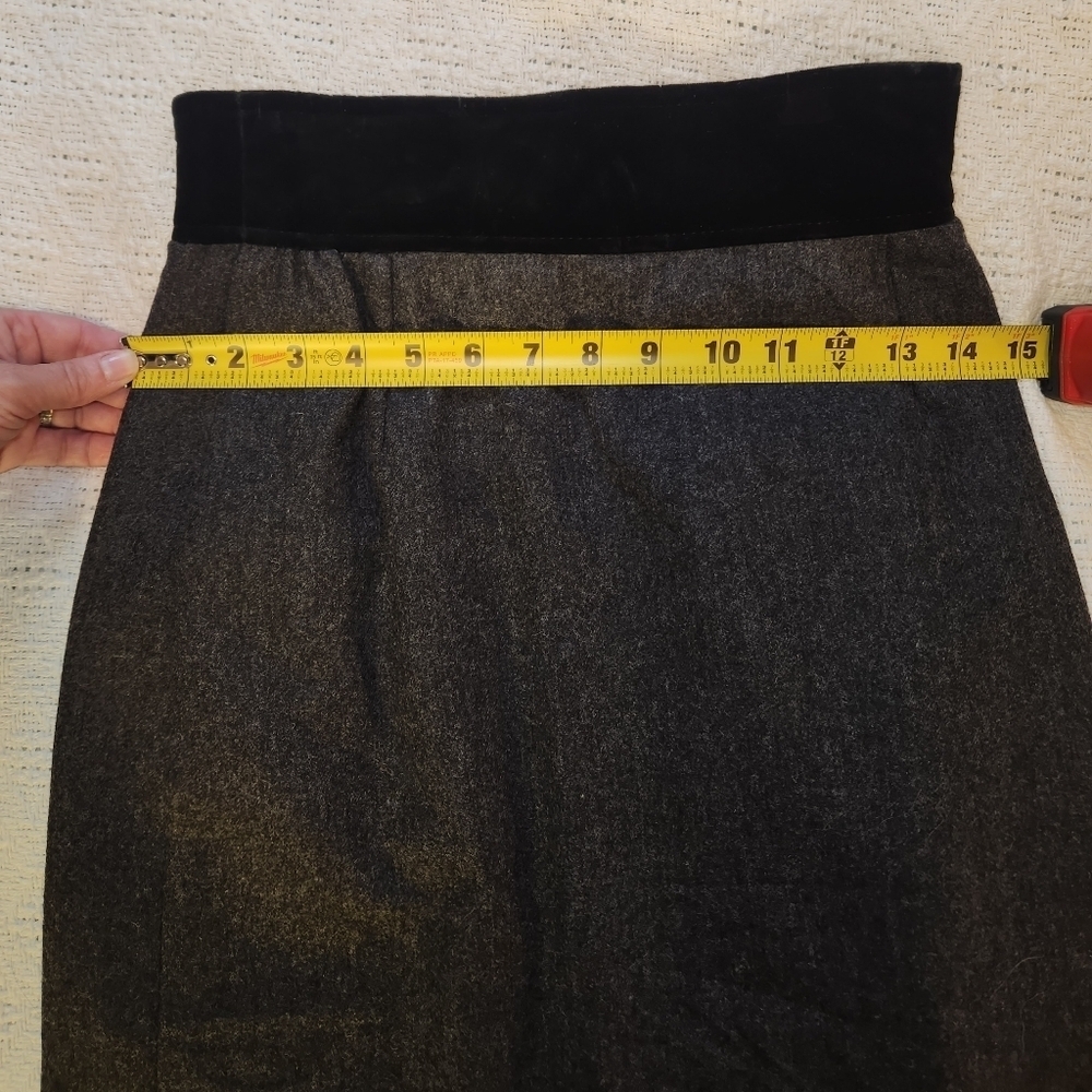 Elegant Gray and Black Wool Women's Valentino Miss V Skirt - Picture 6 of 14